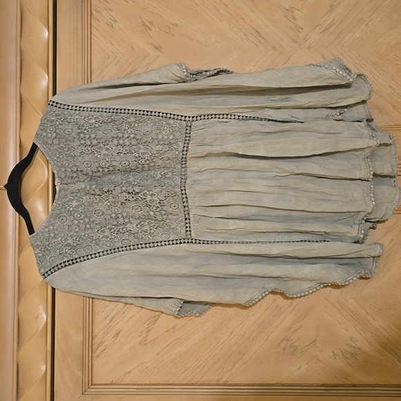 Be Boho olive green batwing sleeved top in a size medium with sheer lattice desi - Picture 3 of 10